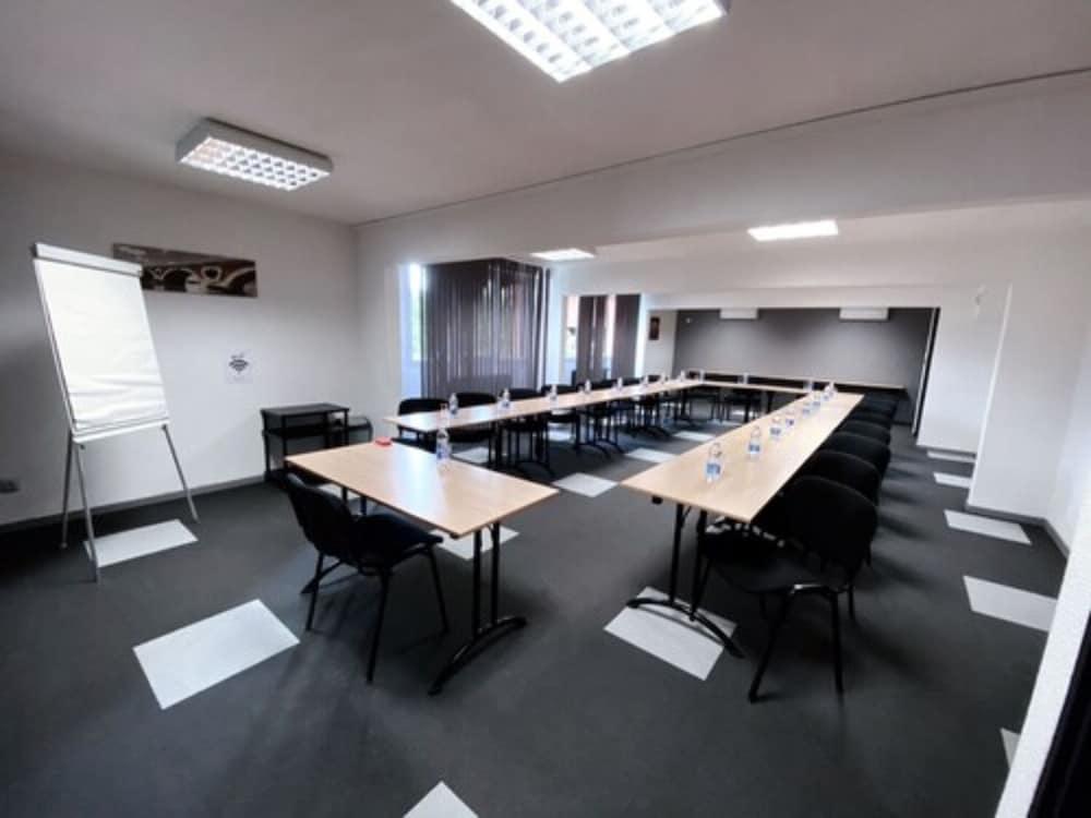 Hotel The Originals City, Ariane, Sud Labege